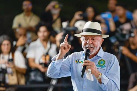 Lula pede uso do verde e amarelo pela esquerda na Copa para “não deixar as cores serem tomadas”