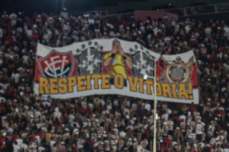 STJD marca novo julgamento e Vitória volta a ser denunciado por faixa em jogo contra o Coritiba