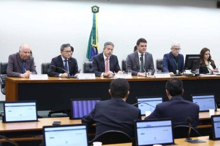 Comissão da Câmara aprova audiências e convoca ministros para discutir jornada 6×1