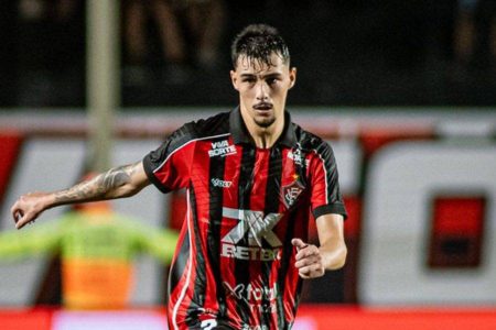 Vitória reintegra Claudinho após sete meses fora por lesão no joelho