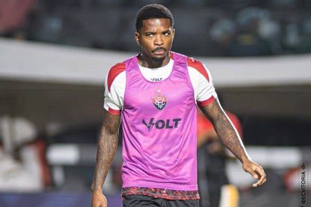 Cacá sente desconforto muscular e desfalca o Vitória contra o Fluminense