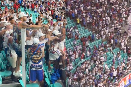“Adeus, Ceni”: torcida do Bahia protesta após derrota de virada na Fonte Nova