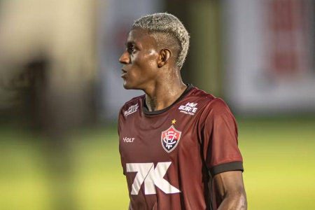 Anderson Pato passa por cirurgia no joelho e desfalca o Vitória até julho