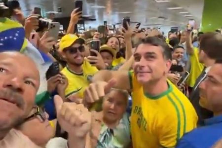 Após reunião com Trump, Flávio Bolsonaro é recepcionado por apoiadores em Brasília