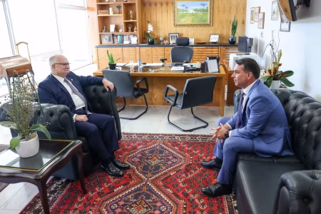 Flávio Bolsonaro se reúne com Fachin e defende relação sem “atrito” entre os Poderes