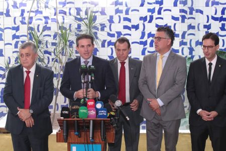 Após reunião com Lula, Hugo Motta afirma que fim da escala 6×1 terá transição de 14 meses