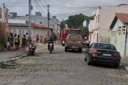 Três crianças morrem carbonizadas em incêndio dentro de casa em Serrinha