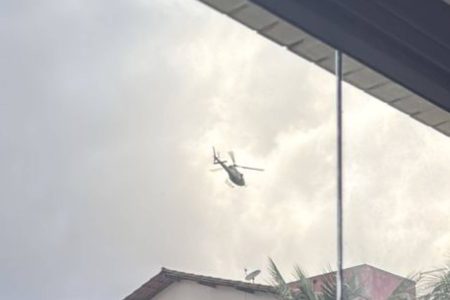 Helicóptero da PM sobrevoa Costa Azul após suspeita de invasão de facção