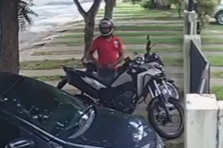 Câmera flagra furto de moto em plena luz do dia na Praia do Flamengo