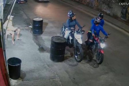 Mulher tem moto roubada por criminosos armados em Vila Canária