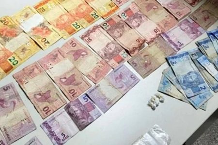 Mulher foge da PM pulando quintal e abandona drogas e dinheiro em Senhor do Bonfim