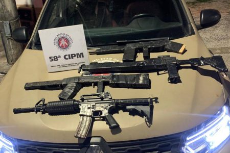 Réplicas de fuzis são apreendidas durante operação da PM em Cosme de Farias