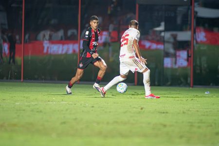 Vitória bate o Internacional por 2 a 0 no Barradão e respira no Brasileirão