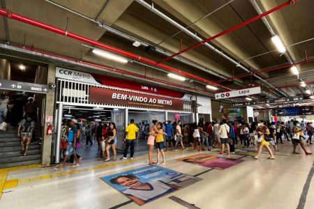 Adolescente de 15 anos é vítima de estupro em banheiro da Estação da Lapa