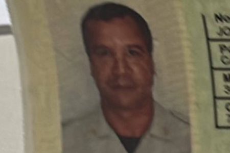 Sargento da PM morre após colisão entre motocicleta e caminhão na BR-101