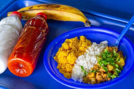 Merenda de Lauro de Freitas vira finalista em concurso nacional do FNDE com moqueca de mamão verde