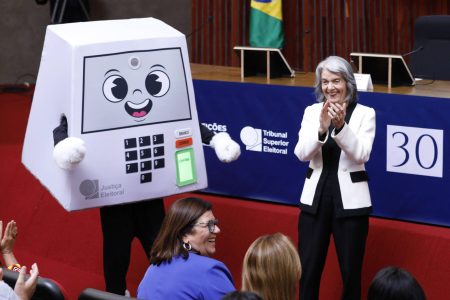 TSE lança mascote “Pilili” para incentivar participação nas eleições de 2026