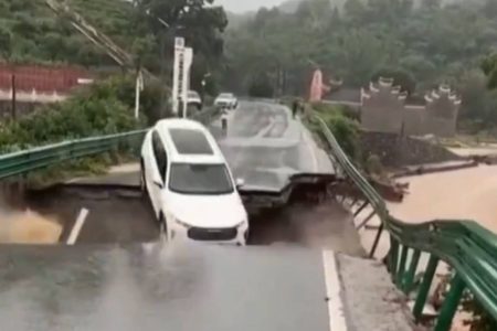 Ponte desaba e carro é arrastado por enchente na China