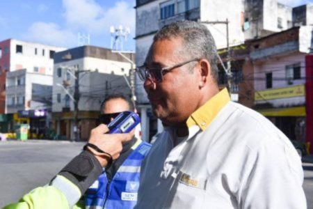 Semob realiza blitz da alcoolemia com motoristas de ônibus na Ribeira e não registra irregularidades
