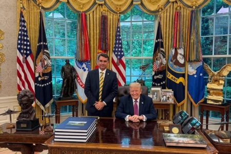 Flávio Bolsonaro se reúne com Trump na Casa Branca
