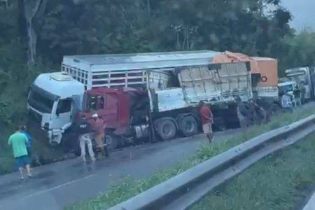 Colisão entre carretas causa interdição total e congestionamento na BR-324