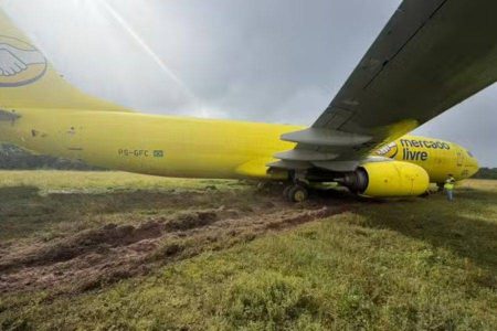 Avião cargueiro da GOL sai da pista após pouso no aeroporto de Salvador