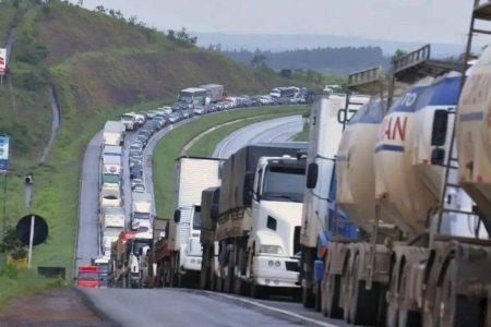 Base bolsonarista articula anistia a caminhoneiros multados por bloqueios após eleições de 2022