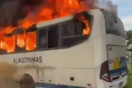 Ônibus pega fogo na BR-110 entre Alagoinhas e Catu