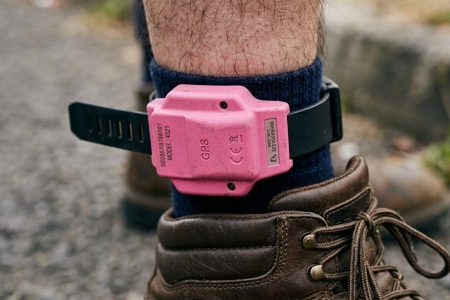 Câmara acelera projeto que prevê tornozeleira rosa para agressores de mulheres