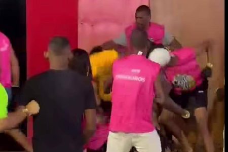 Briga entre folião e cordeiros é registrada durante micareta em Conceição do Coité