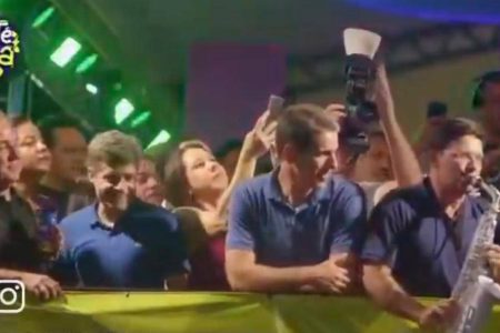 João Roma surpreende o público ao tocar saxofone na micareta de Conceição do Coité