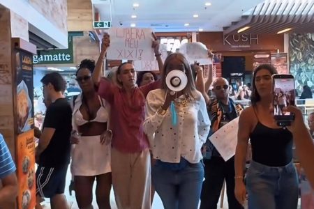 Vereadora lidera protesto em defesa do uso de banheiros por mulheres trans: “Libera o Meu Xixi”