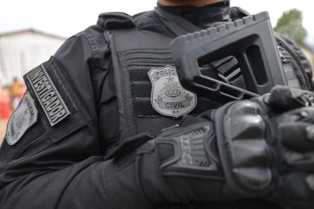 Polícia apreende celular em operação contra crimes envolvendo menores em Lauro de Freitas