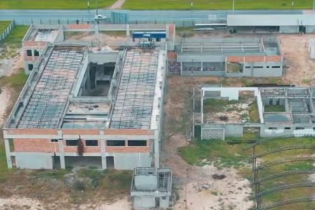 Prefeita de Nova Viçosa denuncia abandono de obra escolar do Governo da Bahia