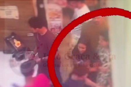 Mulher tem celular furtado dentro do Shopping Barra; câmeras registraram ação das suspeitas