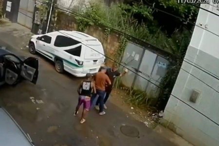 Criminosos atravessam carro em rua do Cabula e assaltam homem em Salvador