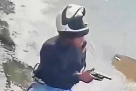 Câmera flagra assalto no bairro Alto da Terezinha, em Salvador