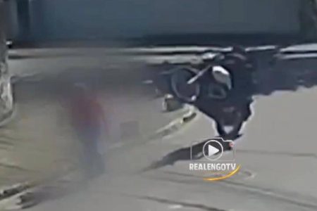 Idosa é atropelada por motociclista que fazia “grau” no Rio de Janeiro