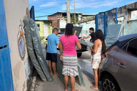 Famílias afetadas por desabamento em Luiz Anselmo recebem auxílio da prefeitura em Salvador