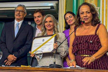 Ivana Bastos recebe título de Cidadã Soteropolitana da Câmara Municipal