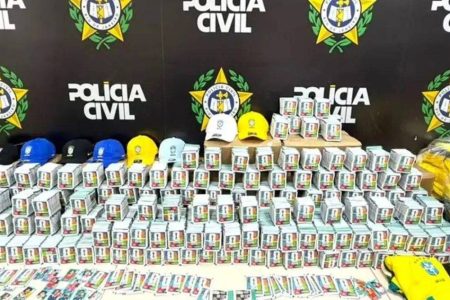 Operação encontra figurinhas falsificadas e camisas da Seleção em ônibus no Rio