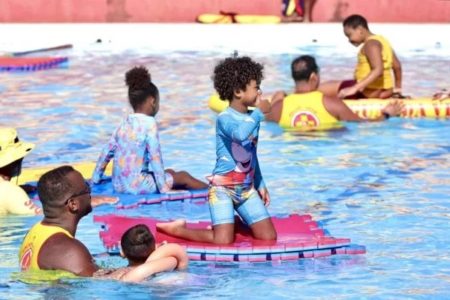 Projeto da Salvamar oferece aulas de natação para crianças autistas em Salvador