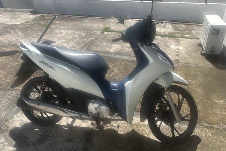 Suspeito é preso em flagrante após roubo de motocicleta em Mata de São João; polícia busca outro envolvido