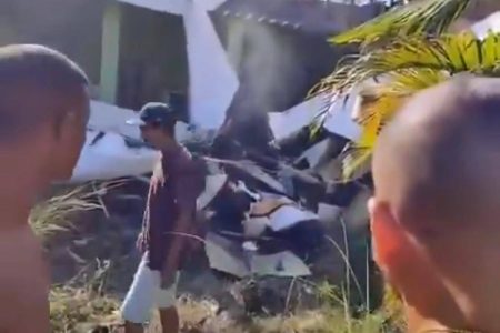 Avião de pequeno porte cai sobre casa no Rio de Janeiro; piloto morre