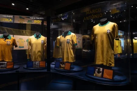 Exposição no Museu do Futebol celebra história da camisa canarinho