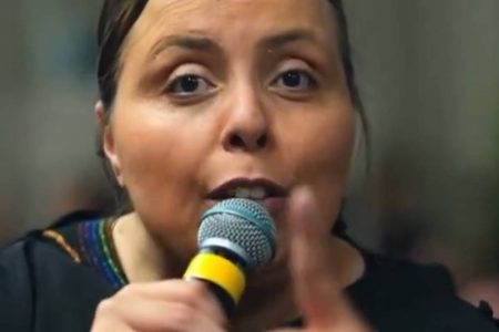 Pastora viraliza nas redes após orientar fieis contra violência doméstica: “Pare de orar por ele”