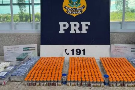 PRF apreende 14 quilos de drogas e medicamentos para emagrecimento em ônibus na BR-116, em Vitória da Conquista