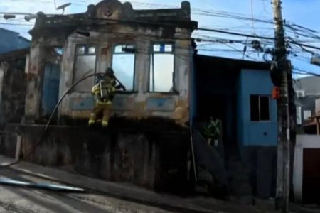 Incêndio de grandes proporções atinge imóvel em Salvador; não há registro de feridos