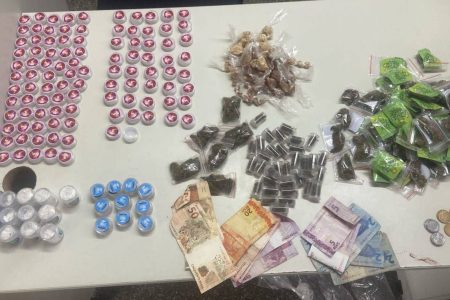 Homem é preso com mais de 400 porções de drogas em Narandiba