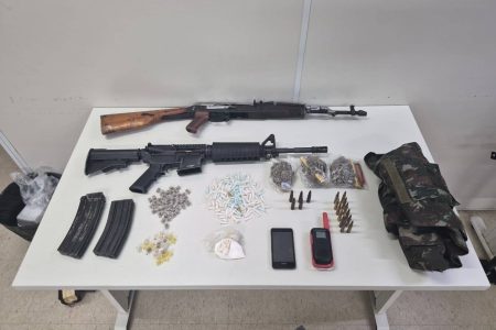 Confronto no Arenoso termina com dois mortos e apreensão de fuzis AK-47 e T4